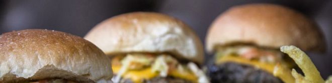 Street burger: Τhe king is alive!