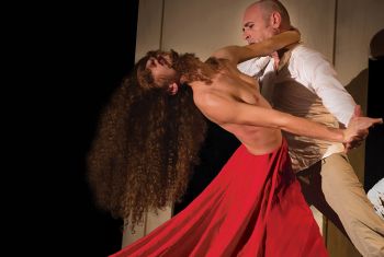 Η Δεσποινίς Τζούλια χορεύει φλαμένκο